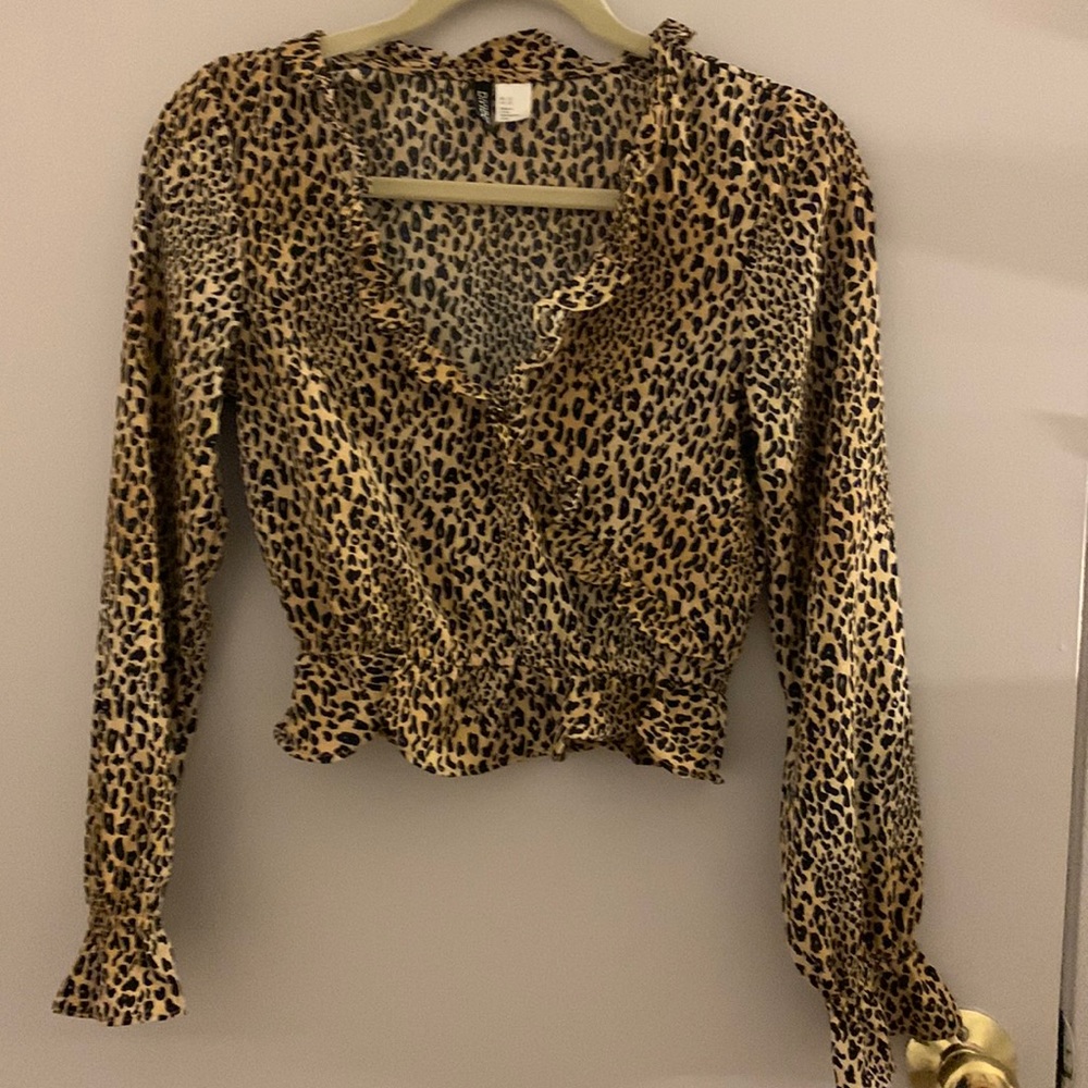 H&M DIVIDED Animal print Ruffle V- Neck Blouse